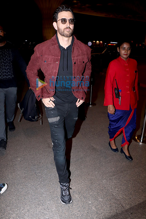 Photos: Hrithik Roshan, Kartik Aaryan, Janhvi Kapoor and others snapped at the airport
