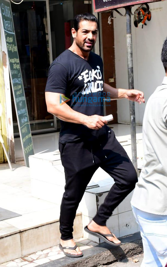 Photos: John Abraham snapped in Bandra Photos: John Abraham snapped in Bandra