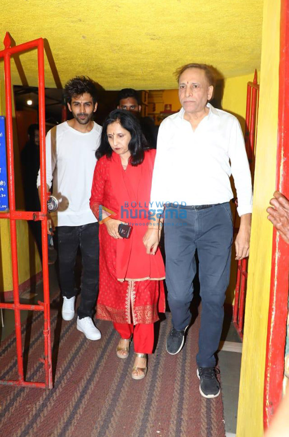 Photos: Kartik Aaryan snapped with his family at Shani Temple Photos: Kartik Aaryan snapped with his family at Shani Temple