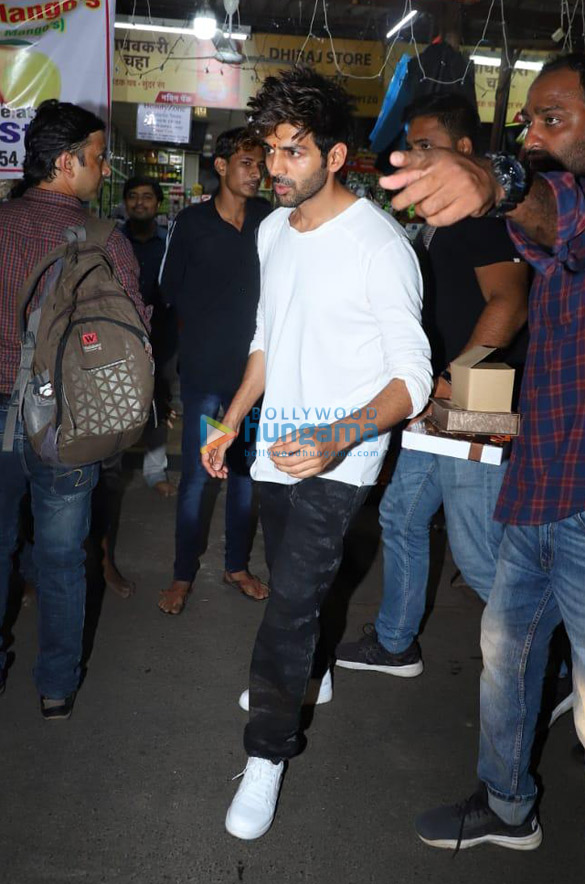 Photos Kartik Aaryan snapped with his family at Shani Temple (5