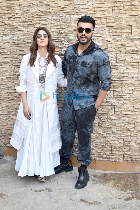 Photos: Kriti Sanon and Arjun Kapoor snapped during Panipat promotions Photos: Kriti Sanon and Arjun Kapoor snapped during Panipat promotions
