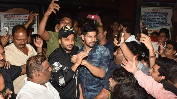 Riteish Deshmukh & Sidharth Malhotra spotted at Gaiety Galaxy promoting Marjaavaan Riteish Deshmukh & Sidharth Malhotra spotted at Gaiety Galaxy promoting Marjaavaan
