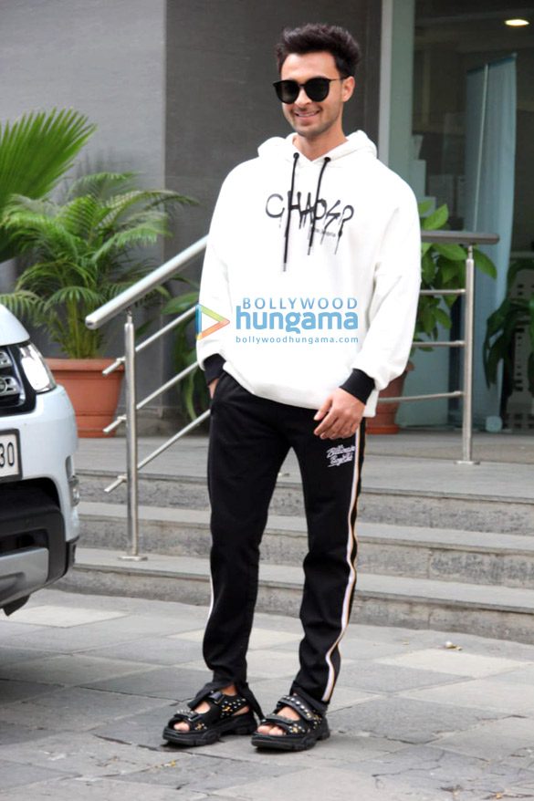 Photos: Aayush Sharma, Helen and others spotted at Hinduja Hospital Photos: Aayush Sharma, Helen and Atul Agnihotri spotted at Hinduja Hospital
