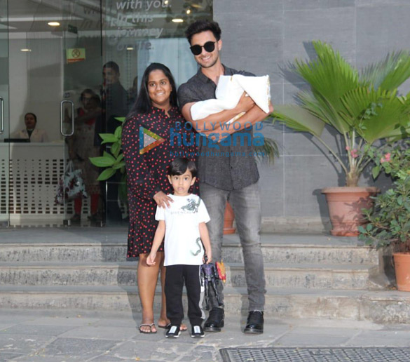 Photos: Aayush Sharma snapped with his wife Arpita Khan and his new born baby girl at Hinduja Hospital