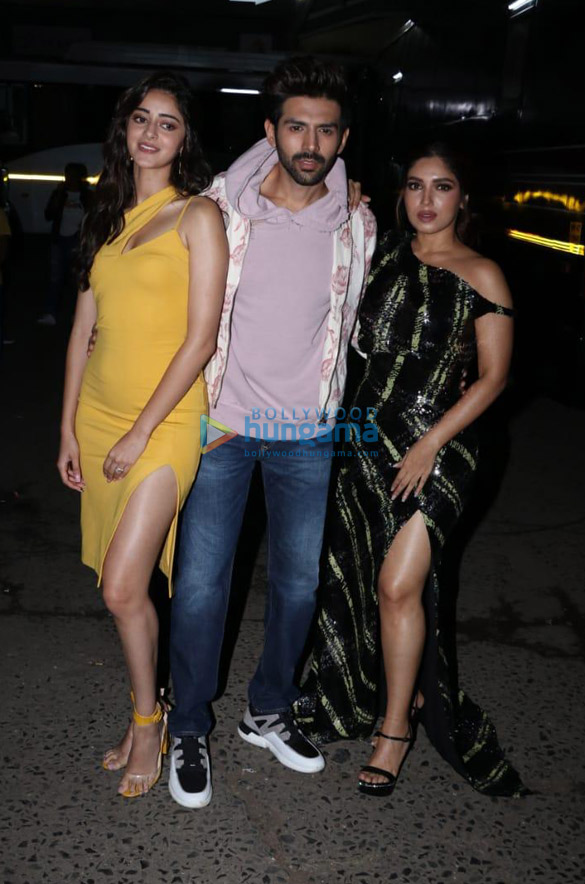 Photos: Kartik Aaryan, Bhumi Pednekar and Ananya Panday snapped promoting their film Pati Patni Aur Woh on the sets of Dance Plus Photos: Kartik Aaryan, Bhumi Pednekar and Ananya Panday snapped promoting their film Pati Patni Aur Woh on the sets of Dance Plus