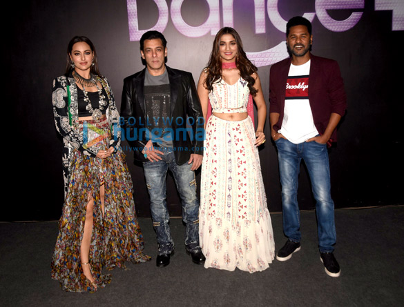 Photos: Salman Khan, Sonakshi Sinha, Saiee Manjrekar and Prabhu Dheva snapped promoting their film Dabangg 3 on the sets of Dance Plus Photos: Salman Khan, Sonakshi Sinha, Saiee Manjrekar and Prabhu Dheva snapped promoting their film Dabangg 3 on the sets of Dance Plus