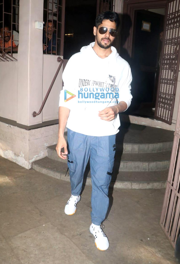 Photos: Sidharth Malhotra snapped at Shankar Mahadevan’s studio Photos: Sidharth Malhotra snapped at Shankar Mahadevan's studio