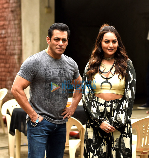 Photos: Salman Khan, Sonakshi Sinha, Saiee Manjrekar and Warina Hussain snapped promoting Dabangg 3 at Mehboob studios