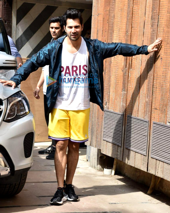 Photos: Varun Dhawan, Genelia Dsouza and Mira Kapoor spotted at the gym Photos: Varun Dhawan, Genelia Dsouza and Mira Kapoor spotted at the gym