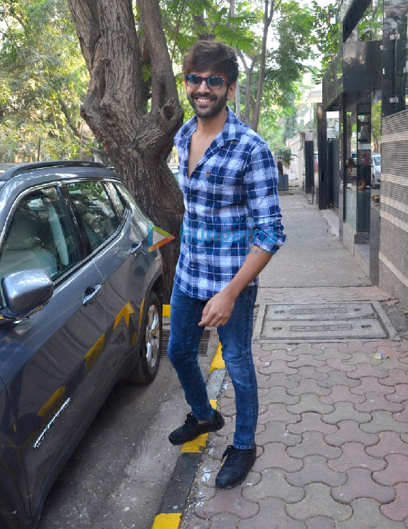 Photos: Kartik Aaryan spotted in Juhu
