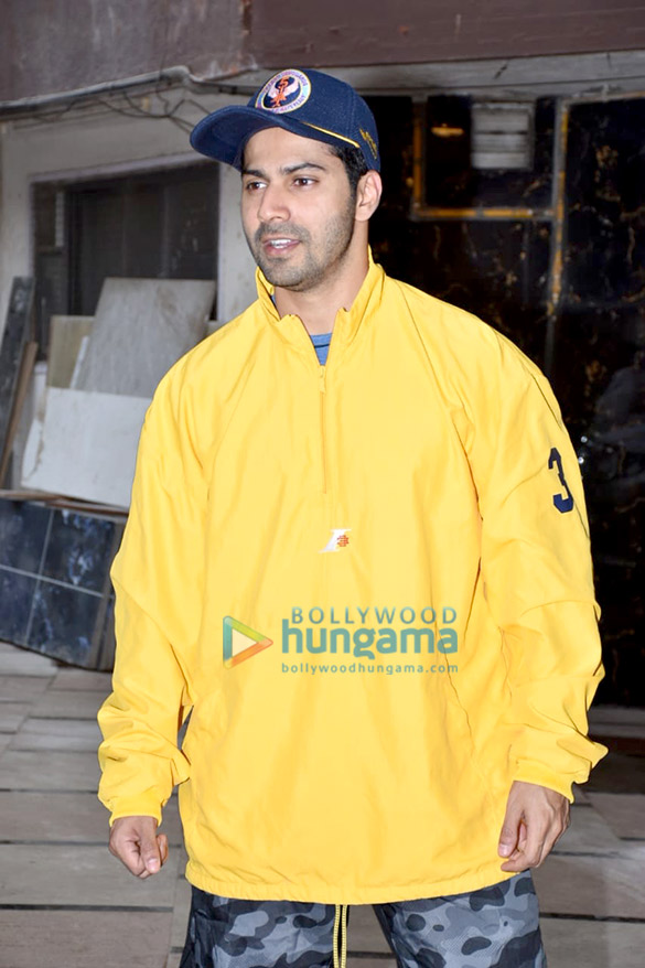 Photos Varun Dhawan snapped at the gym in Bandra (2) | Varun Dhawan