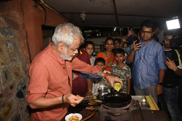 Photos Sanjay Mishra and Hardik Mehta spotted at Goregaon's Omelet Pav  stall (3) | Sanjay Mishra Images - Bollywood Hungama