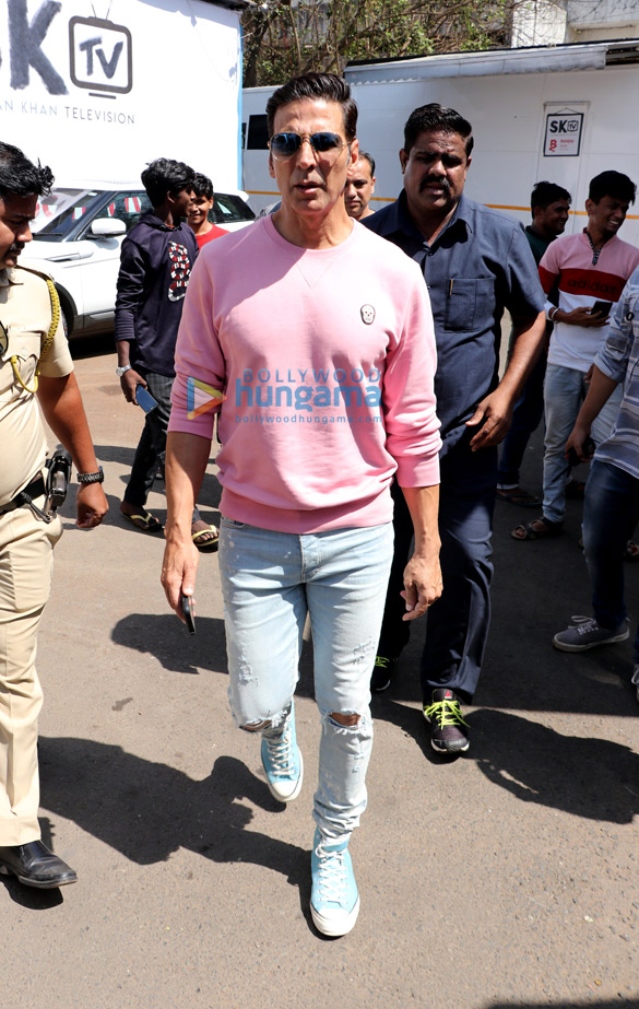 Photos: Sooryavanshi team snapped on the sets of The Kapil Sharma Show Photos: Sooryavanshi team snapped on the sets of The Kapil Sharma Show