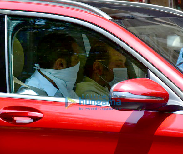 Photos: Celebs reach the hospital to pay last respects to Rishi Kapoor