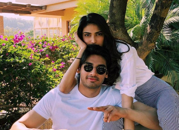 Athiya Shetty and Ahan Shetty help the paparazzi out by transferring the payment to their accounts Athiya Shetty and Ahan Shetty help the paparazzi out by transferring the payment to their accounts