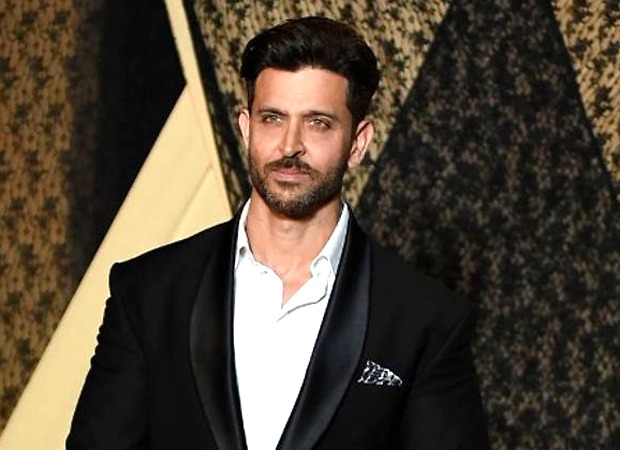 Hrithik Roshan expresses gratitude by delivering hand sanitizers to on-duty Mumbai Police Hrithik Roshan expresses gratitude by delivering hand sanitizers to on-duty Mumbai Police