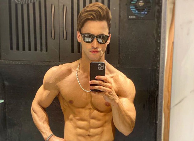 Asim Riaz flaunting his six pack abs in a shirtless mirror selfie is breaking the internet!