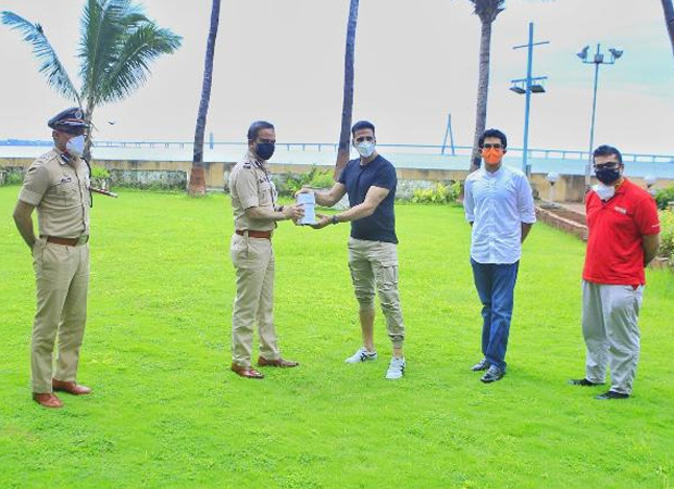 Akshay Kumar gifts 1200 fitness bands to the Mumbai Police