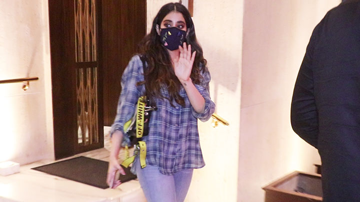 Janhvi Kapoor spotted at Manish Malhotra’s house in Bandra Janhvi Kapoor spotted at Manish Malhotra’s house in Bandra