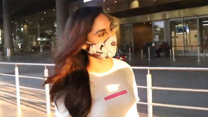 Krystle D’Souza spotted at the airport Krystle D'Souza spotted at the airport