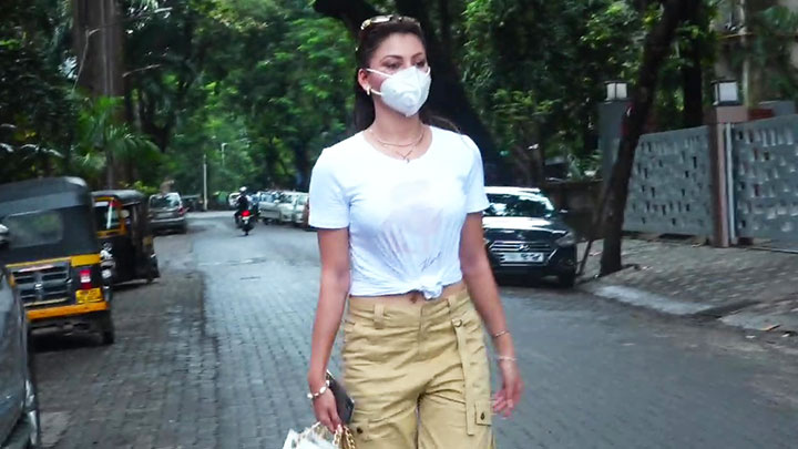 Urvashi Rautela spotted at Oceana Cafe in Juhu Urvashi Rautela spotted at oceana cafe in Juhu