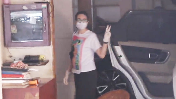 Karisma Kapoor spotted at Kareena Kapoor’s home Bandra Karisma Kapoor spotted at Kareena Kapoor's home Bandra