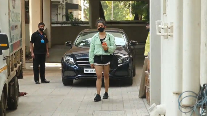 Sanya Malhotra spotted at Juhu Sanya Malhotra spotted at Juhu
