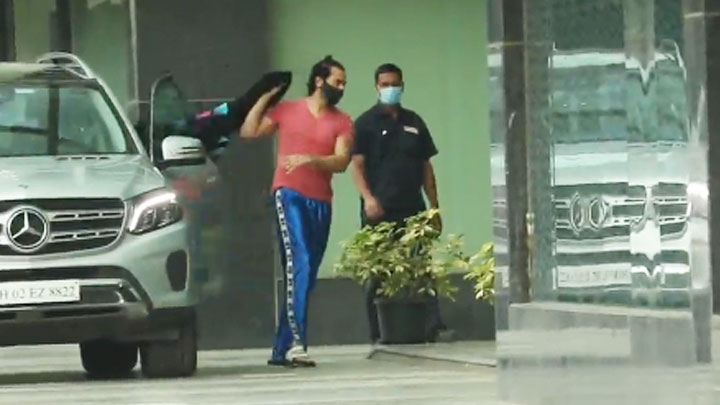 Varun Dhawan spotted at Dharma office Andheri Varun Dhawan spotted at Dharma office Andheri