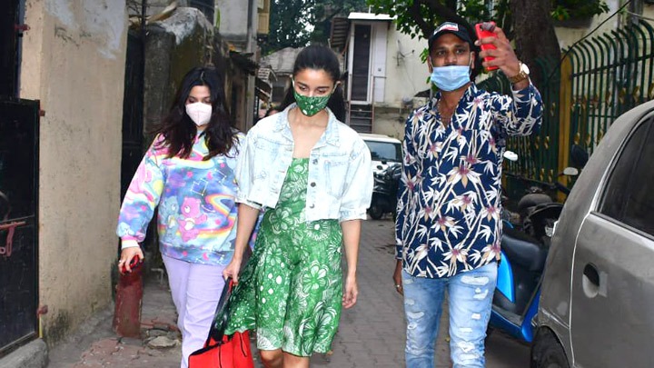 Alia Bhatt with sister and mom spotted in Bandra Alia Bhatt with sister and mom spotted in Bandra