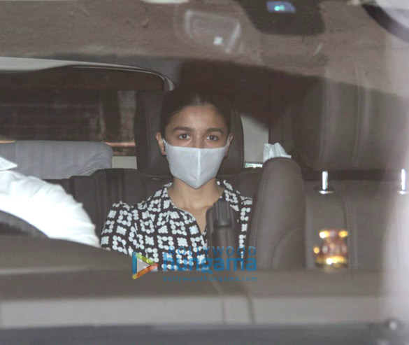 Photos: Alia Bhatt snapped outside a dubbing studio in Bandra Photos: Alia Bhatt snapped outside a dubbing studio in Bandra