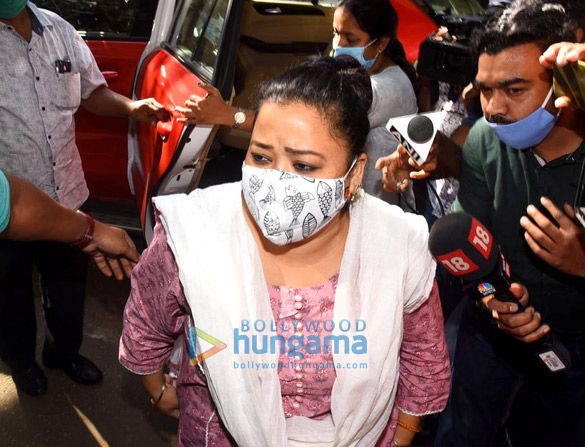 Photos: Bharti Singh and Harsh Limbachiyaa arrive at the NCB Office Photos: Bharti Singh and Harsh Limbachiyaa arrive at the NCB Office