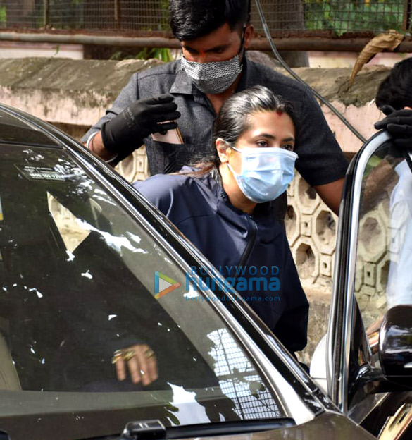 Photos: Ekta Kapoor snapped at Shree Mukteshwar Devalaya temple in Juhu