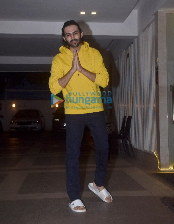 Photos: Kartik Aaryan snapped at his birthday celebrations