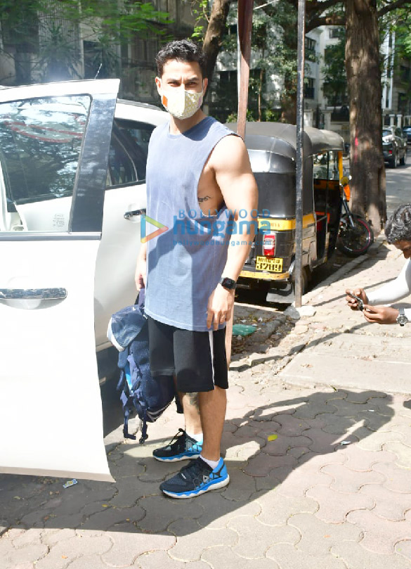 Photos: Kunal Kemmu snapped at gym in Khar