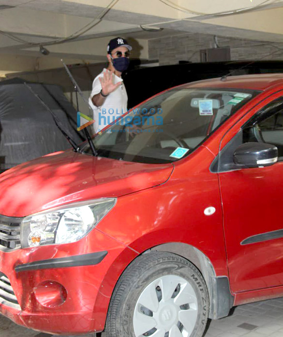 Photos: Ranbir Kapoor snapped at a dubbing studio in Bandra Photos: Ranbir Kapoor snapped at a dubbing studio in Bandra