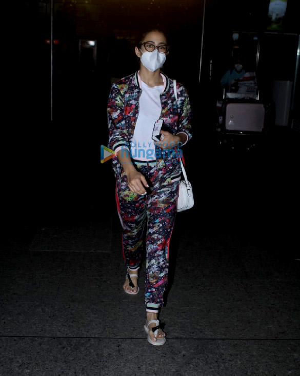 Photos: Sara Ali Khan, Pooja Hegde, Anupriya Goenka and others snapped at the airport Photos Sara Ali Khan, Pooja Hegde and Karanvir Bohra snapped at the airport
