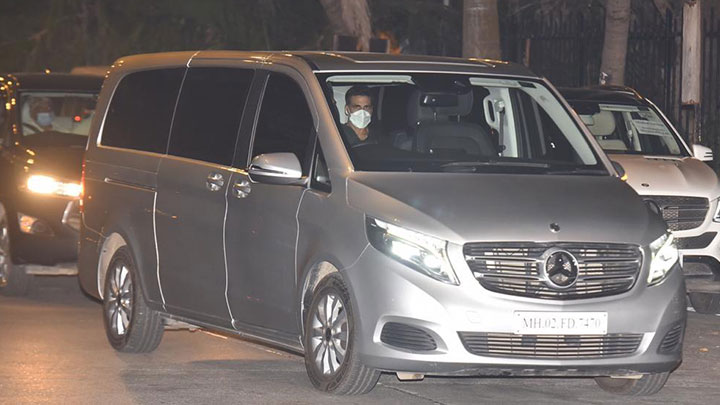 Akshay Kumar and Kailash Kher arrive to meet CM Yogi Adityanath in Mumbai Akshay Kumar and Kailash Kher arrive to meet CM Yogi Adityanath in Mumbai