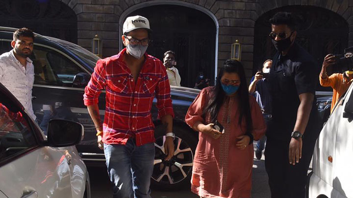 Bharti Singh & Haarsh Limbachiyaa snapped at NCB office Bharti Singh & Haarsh Limbachiyaa snapped at NCB office