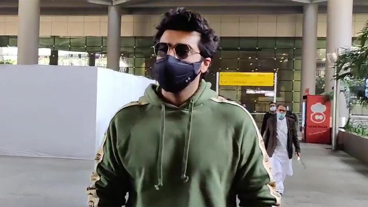 Arjun Kapoor and Yami Gautam spotted at Airport Arjun Kapoor and Yami Gautam spotted at Airport