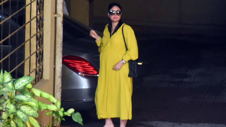 Kareena Kapoor Khan spotted outside her house in Bandra Kareena Kapoor Khan spotted outside her house in Bandra