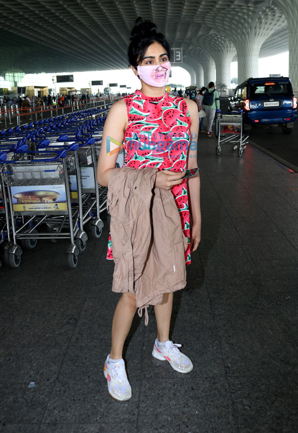 Photos: Adah Sharma and Arjun Kapoor, Saif Ali Khan and others snapped at the airport Photos: Adah Sharma and Arjun Kapoor, Saif Ali Khan and others snapped at the airport