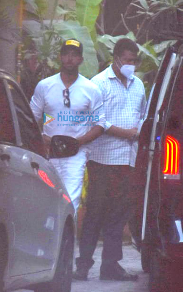 Photos: Hrithik Roshan snapped in Juhu Photos: Hrithik Roshan snapped in Juhu