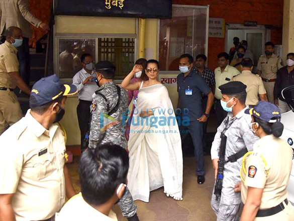 Photos: Kangana Ranaut snapped with sister Rangoli Chandel at Bandra Police Station Photos: Kangana Ranaut snapped with sister Rangoli Chandel at Bandra Police Station