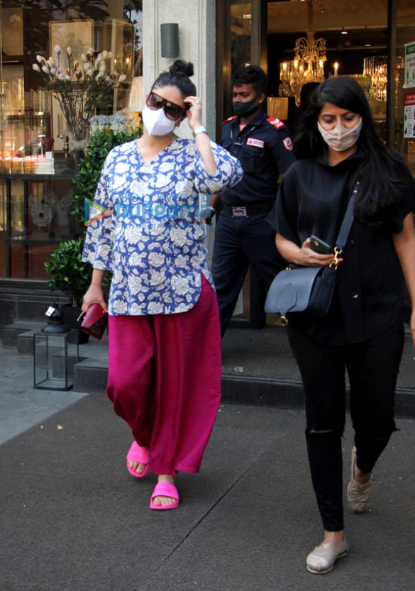 Photos: Kareena Kapoor Khan snapped in Juhu Photos: Kareena Kapoor Khan snapped in Juhu