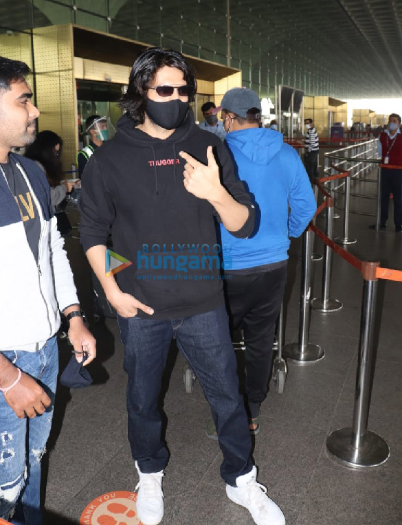 Photos: Kartik Aaryan snapped at the airport Photos: Kartik Aaryan snapped at the airport