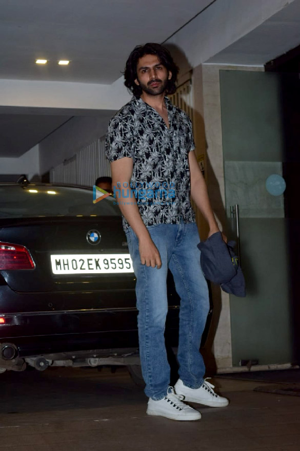 Photos: Kartik Aaryan spotted at Juhu