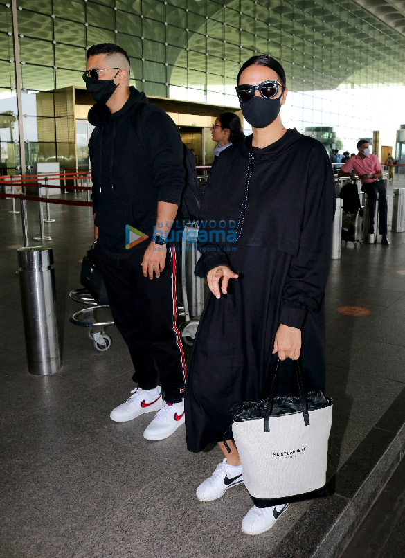 Photos: Neha Dhupia, Angad Bedi and Sharad Kelkar snapped at the airport Photos: Neha Dhupia, Angad Bedi and Sharad Kelkar snapped at the airport