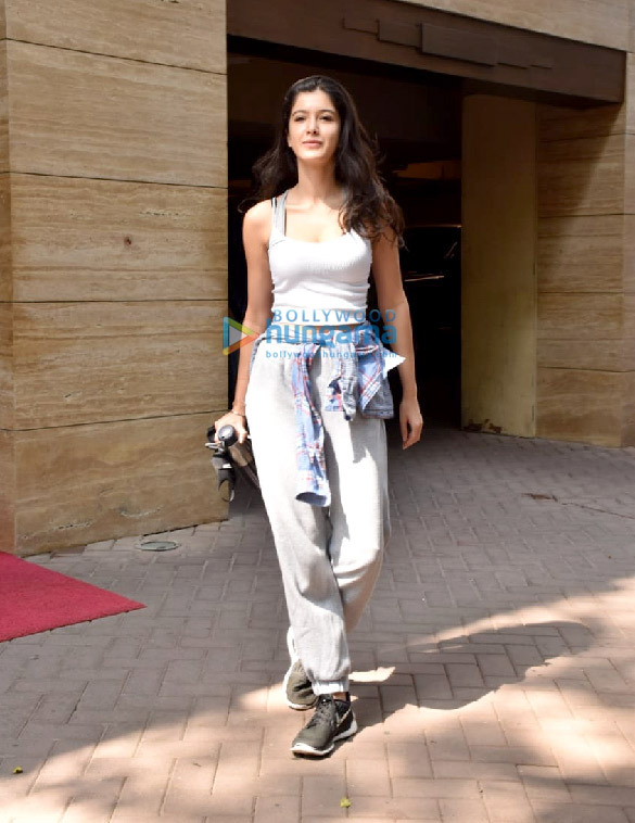Photos: Shanaya Kapoor snapped at dance class in Bandra Photos: Shanaya Kapoor snapped at dance class in Bandra