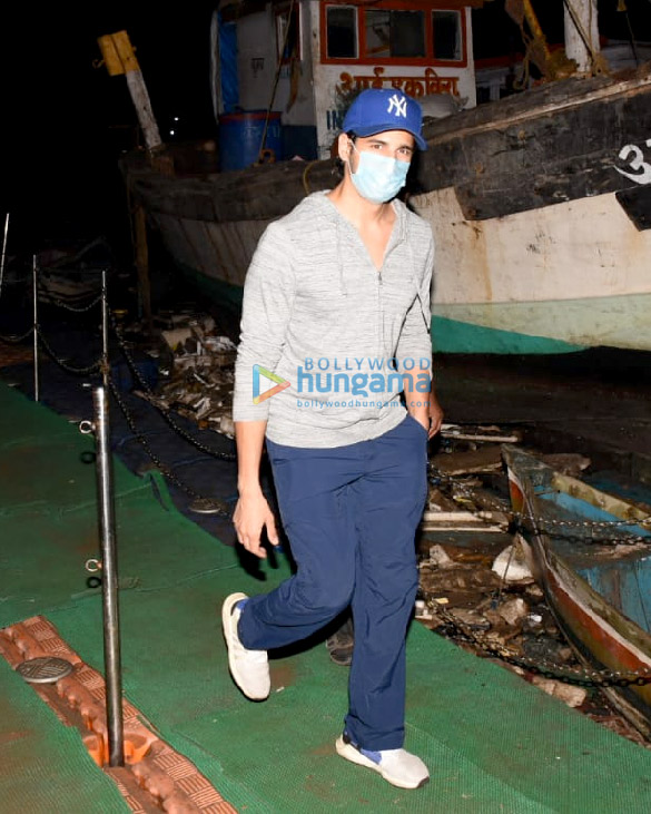 Photos: Sidharth Malhotra snapped at Versova Jetty