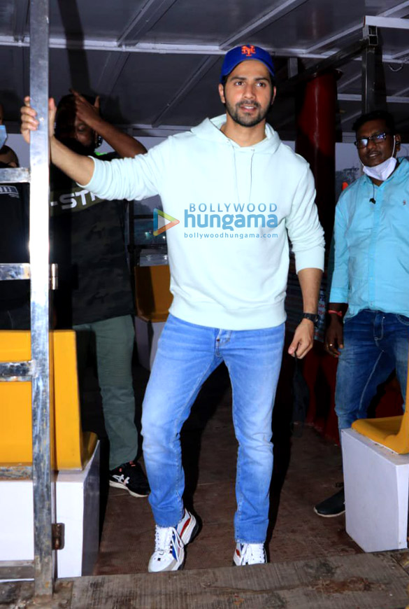 Photos: Varun Dhawan, Disha Patani and others spotted at Versova Jetty Photos: Varun Dhawan, Disha Patani and others spotted at Versova Jetty